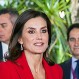 Letizia vuelve a apostar por el lujo: Lució traje con plumas de avestruz y joyas
