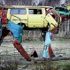 Vacas gigantes creadas a partir de piezas de autos