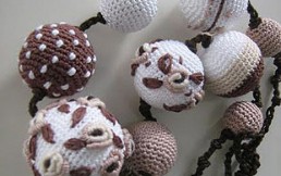 Collares y accesorios con lana y crochet: Armoniosos diseños checos