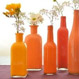 Transforma esos envases cotidianos en elegantes floreros embelleciéndolos con pintura