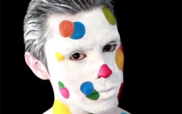 Chileno realiza maquillaje inspirado en Yayoi Kusama