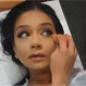 Mujer se maquilla durante el trabajo de parto en el hospital y desata críticas