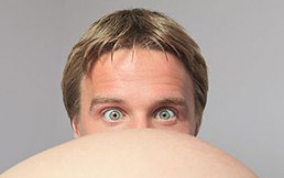 ¿Debe acompañar el padre a la mujer en el parto? Un debate que se mantiene