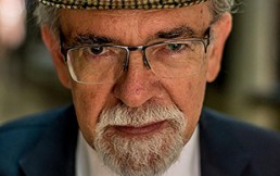 Astrónomo José Maza: “Debería estar prohibido por ley que le regalen una escoba a una niñita de dos años”