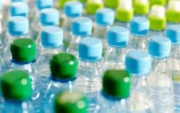 ¿Cómo podemos reciclar botellas de plástico en casa?