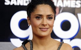 El gran bochorno de Salma Hayek: Olvida himno mexicano y canta sin problemas el de EE.UU.
