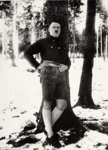 Hitler en pantalones cortos