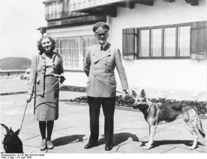 Eva Braun, junto a Adolf Hitler y su perra Blondi.