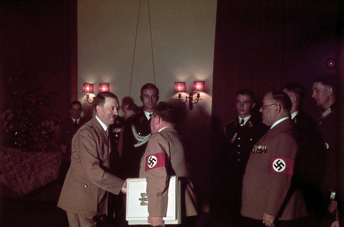 El doctor Morell preparándose para saludar a Adolf Hitler en su cumpleaños número 50.
