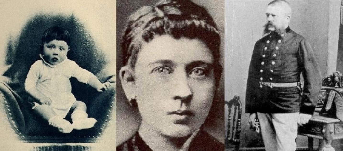 Un pequeño Adolf Hitler, su madre Klara y su padre Alois.