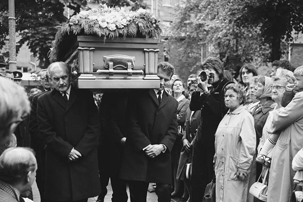 Imágenes de las exequias fúnebres de Brian Jones, quien fue sepultado en el cementerio de Cheltenham el 10 de julio de 1969.