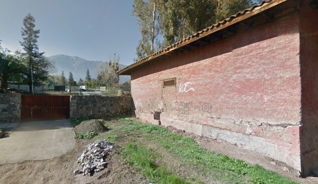 Muro de la bodega del fundo Lo Cañas donde fueron fusilados el 20 de agosto de 1891 los últimos 8 prisioneros. Esta fotografía de Google Street View fue tomada en un ángulo similar al cuadro de Enrique Lynch.