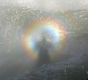 Espectro de Brocken tomado en medio de la niebla marina.