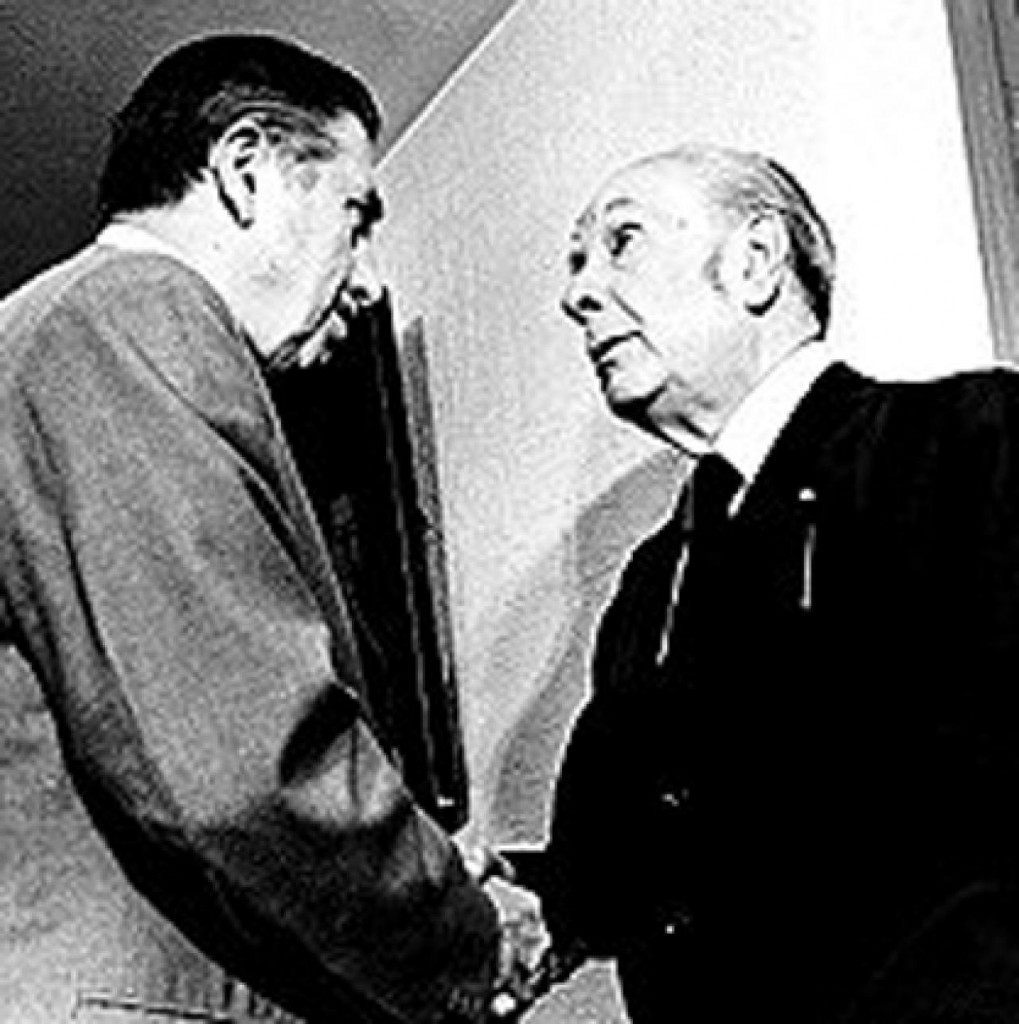 Una fotografía tomada durante el controvertido encuentro entre el general Augusto Pinochet y el escritor argentino Jorge Luis Borges en 1976.