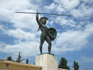 La estatua de bronce erigida en honor del rey Leónidas en las Termópilas.