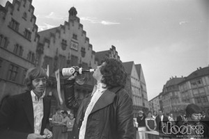 Jim Morrison bebiendo una botella de vino en la ciudad alemana de Frankfurt, en 1968.