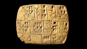 Tablillas sumerias con escritos cuneiformes detallando la producción y consumo de cerveza.