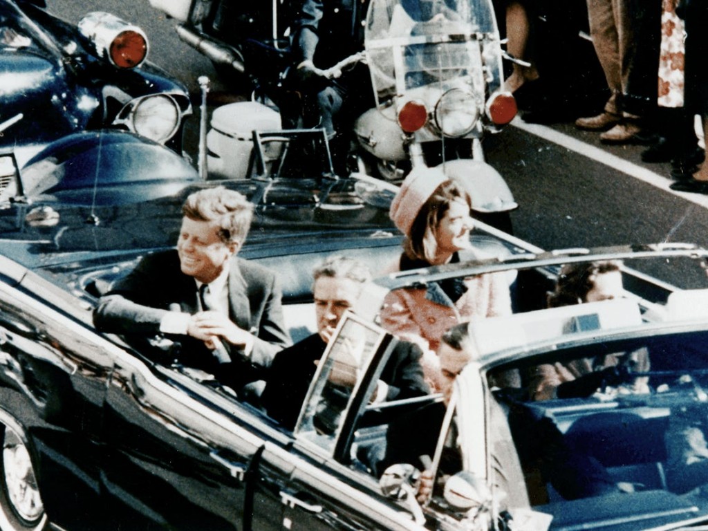 El Presidente John F. Kennedy antes de ser asesinado en 1963, en una de las calles aledañas a la Plaza Dealey, en Dallas, Texas.