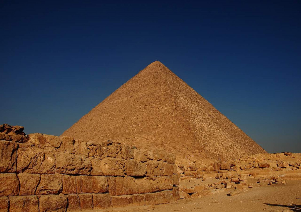 La Gran Pirámide de Keops, en la meseta de Gizeh o Giza, en los alrededores del El Cairo.