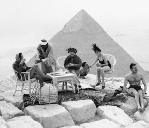 Turistas disfrutando de las hermosas vistas de Egipto mientras toman té desde la parte superior de la Gran Pirámide, 1938.
