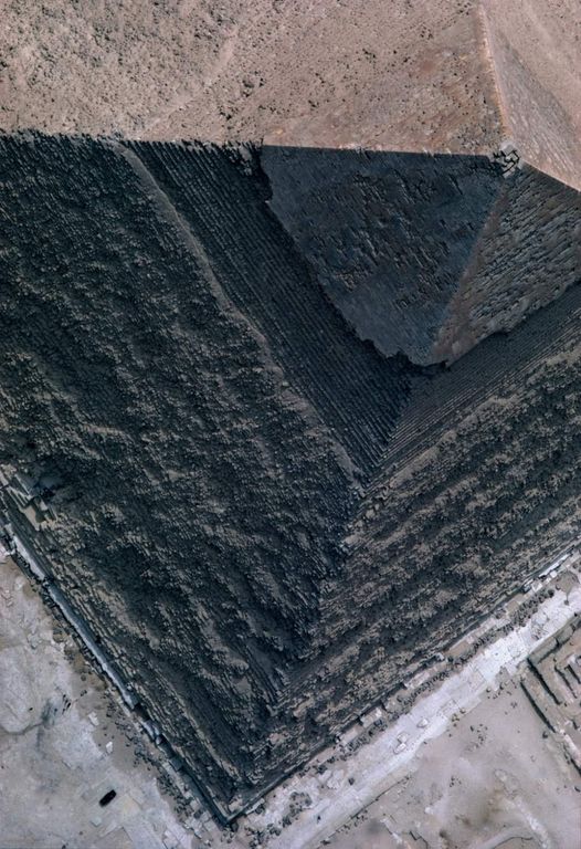 Vista aérea de la pirámide de Kefrén o Khafra, hijo de Keops, segundo faraón de la IV dinastía, segunda pirámide más grande de la meseta de Giza