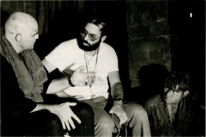 El director Francis Ford Coppola conversando con los actores Marlon Brando y Martin Sheen durante una pausa en el rodaje de "Apocalipsis Ahora".