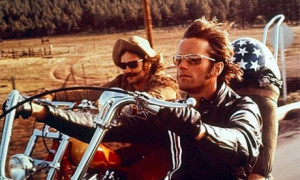 1310.jpg--easy_rider__tutti_gli_eccessi_del_cast_sul_set_del_film__peter_fonda___dennis_aveva_l_alcol__jack_la_marijuana_e_tutta_la_crew_prendeva_acidi_