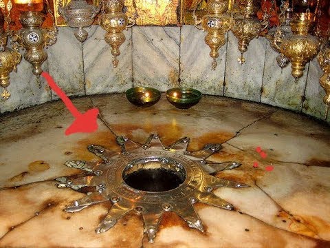 En el corazón de "la gruta de la natividad" se encuentra una estrella de plata de catorce puntas con la inscripción en latín “Hic de Virgine Maria Jesus Christus natus est” ( “Aquí, de la Virgen María, nació Jesucristo”).