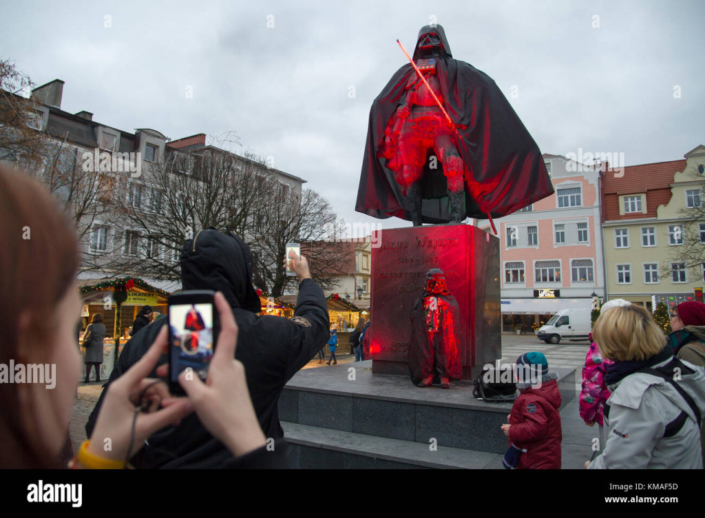 monument-of-jakub-wejher-founder-of-wejherowo-decorated-as-darth-vader-KMAF5D