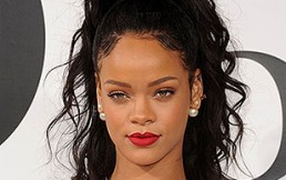 Rihanna luce provocador vestido con transparencia en sesión de fotos