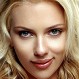 Scarlett Johansson se lució en premiere con aplaudido vestido plateado