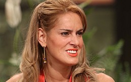 Adriana Barrientos recibe fuertes críticas por usar pieles de animales: Responde desafiante