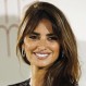 Penélope Cruz luce como una radiante novia con este espectacular vestido blanco