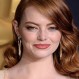 Emma Stone se tomó la alfombra roja con espectacular vestido de bronce