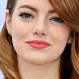Emma Stone deslumbra en el Festival de Venecia: Vestido repleto de brillantes fue ampliamente comentado