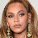 Beyoncé sorprende con este espectacular vestido de terciopelo con perlas blancas