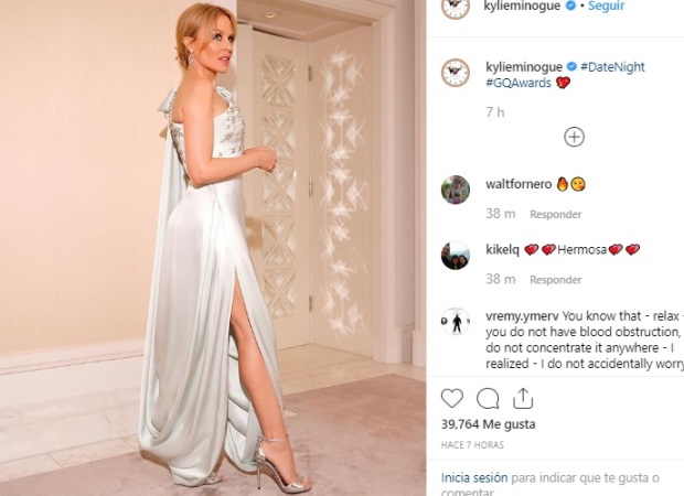 Kylie Minogue: La cantante optó por un diseño de Ralph & Russo en blanco con detalles de pedrería, de escote asimétrico y apertura en la falda.