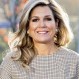 Máxima de Holanda luce un impecable look de trabajo con un llamativo pantalón de cuero