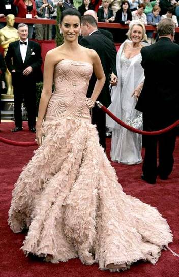 En el Oscar 2007, Penélope optó por ir con un diseño de Versace en color rosa pálido, palabra de honor, con una impresionante cola de volantes.