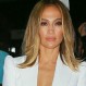 Jennifer López aparece con un lujoso vestido de novia y genera sospechas de su posible matrimonio