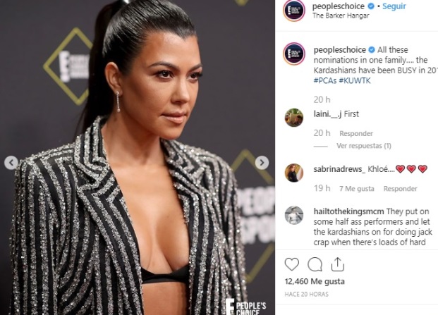 Kourtney Kardashian: Este look tampoco despertó tantos halagos. Para muchos, el traje de chaqueta extra ancho con brillos en exceso de Naeem Khan y el diminuto sostén negro que llevaba debajo no fueron los más acertados.