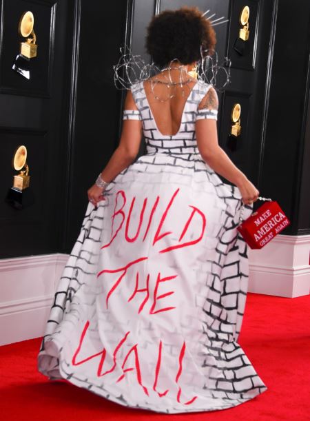 Joy Villa: La cantante quiso apoyar a Donald Trump en una de sus polémicas iniciativas y eligió un vestido que asemejaba a un muro.