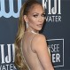 JLo acaparó todas las miradas por su vestido con pedrería y sus joyas de diamantes