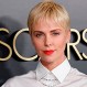 Charlize Theron transformó sencillo vestido negro en elegancia pura en la alfombra roja de los Oscar 2020