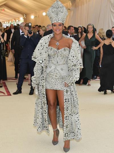 Rihanna: Fue en 2012 cuando la cantante se consagró gracias a las campañas de Armani que protagonizó un año antes. La estrella se convirtió en una de las referentes de estilo más importantes. Su look ya no era aquel que incluía solo jeans.