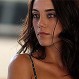 Cansu Dere, protagonista de teleseries turcas “Madre” y “Sila”, suma fans por su estilo felino y gusto por la moda