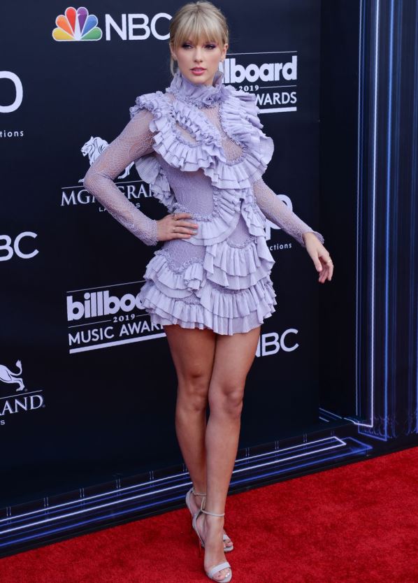 La cantante Taylor Swift deslumbró con toda su belleza y nuevo look a los presentes en el Billboard Music Awards 2019 gracias a este vestido color lila con varios adornos.