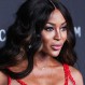 El look radical que usó Naomi Campbell para subirse a un avión a pocos días de cumplir 50 años