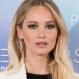 Jennifer Lawrence fue captada con un veraniego vestido verde mientras paseaba junto a su esposo