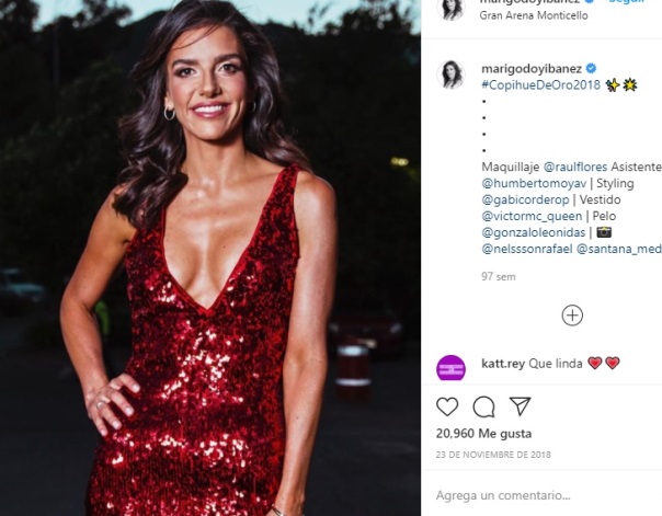 María Luisa Godoy llegó radiante a esta Alfombra Roja del Copihue de Oro 2018. La animadora de TVN impactó con un hermoso vestido rojo brillante y con pronunciado escote, situándose entre las mejores vestidas del evento.